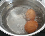 Foto del paso 1 de la receta: Huevos rellenos con mayonesa de mostaza