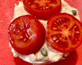 Foto del passaggio 4 della ricetta Burger di mozzarella, con tonno maionese capperi e basilico fresco