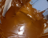 Foto del paso 3 de la receta: Bombones de chocolate relleno de fresas con crema