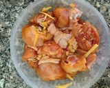 Hình bước làm 3 của món Gà Kho Gừng - món ngon dân dã quen thuộc với nhiều gia đình😋