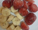 A picture of step 2 of Blackberry strawberry layered smoothie.