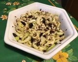 Une image de l'étape 7 de Salade de concombres marinés aux raisins et algues dulce.