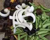 Gambar langkah 2 resipi Tumis Kacang Panjang, Tauhu, Cendawan & Lobak Merah.