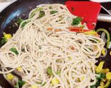 A picture of step 3 of Spaghetti Aglio e Olio.