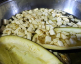 Foto del paso 2 de la receta: Berenjenas rellenas con costra de requesón #emplatado