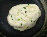 Foto langkah ke 1 dari resep Flat Bread Daun Bawang Teflon.