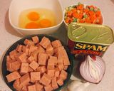 Hình bước làm 1 của món Cơm Chiên Với Thịt Hộp Spam