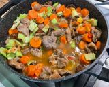 Une image de l'étape 23 de Veau mijoté aux légumes et citron confit.