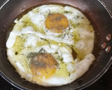 Foto del paso 1 de la receta: Huevos fritos con queso rallado