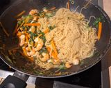 Une image de l'étape 4 de Nouilles sautées à l'ail et crevettes.