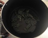 A picture of step 3 of Braised liver with noodles and spinach.