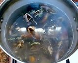 Foto del paso 4 de la receta: Sopa de mariscos a los tres caldos e infusionada con azafrán