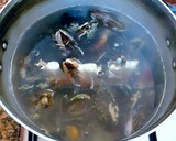 Foto del paso 4 de la receta: Sopa de mariscos a los tres caldos e infusionada con azafrán