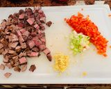 Foto del paso 2 de la receta: Arroz Chaufa de carne y chorizo con quinoa tricolor