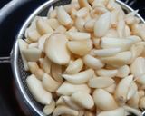 A picture of step 1 of Instant garlic pickle.