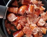 Une image de l'étape 3 de °Chou braisé au jambon de Bayonne et à la saucisse °.
