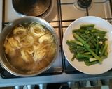 Foto del paso 2 de la receta: Tallarines con pesto, trigueros y pechuga de pollo. En un cazo!