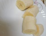 A picture of step 1 of Banana Milkshake 🍌.