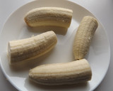 Foto del paso 1 de la receta: Palitos de plátano helados cubiertos de chocolate