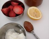 A picture of step 1 of Strawberry Frozen Yoghurt.