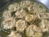 ફરસી ટ્વીસ્ટ પૂરી (Farsi Twist Poori Recipe In Gujarati)