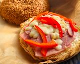 Hình bước làm 2 của món Hamburger Mè Kẹp Jambon, Phô mai Mozzarella, Ớt Chuông & Basil