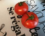 Une image de l'étape 3 de Salades individuelles concombre et deux tomates à la feta sauce ciboulette persil.