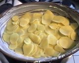 Une image de l'étape 5 de Gratin de pommes de terre façon dauphinoise à l'ail confit et deux fromages.