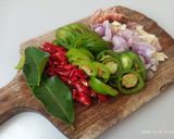 Foto langkah ke 1 dari resep Tumis Cumi Asin Daun Jeruk.