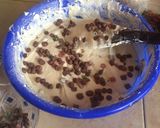 A picture of step 5 of Raisin milk chocolate chips cake.