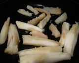 Foto del paso 1 de la receta: Bastones de yuca en salsa y cebolla caramelizada🌰🍅🍯!!!