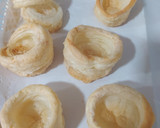 Foto del paso 2 de la receta: Mini pastelitos de hojaldre con crema pastelera y merengue