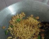 Foto langkah ke 3 dari resep Mi Goreng Sosis with Bunga Bawang.