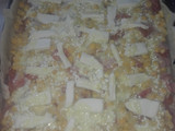 Tarta de salchichas, tomate, choclo y queso