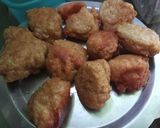 A picture of step 2 of Urad dal pakoda.
