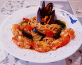 Foto del paso 7 de la receta: Espaguetis🍝 con verduras, gambones y mejillones en salsa picante