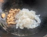 รูปขั้นตอนการทำที่ 4 ของ ก๋วยเตี๋ยวคั่วไก่น้ำแดง (เจ)