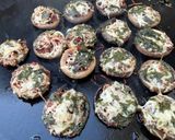 Une image de l'étape 8 de Champignons farcis aux tomates, emmental et coriandre.