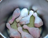 Foto del paso 5 de la receta: Muslos de pollo al curry madrás con azafrán infusionado