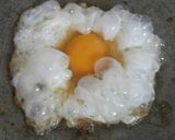 รูปขั้นตอนการทำที่ 4 ของ หมูทอดกระเทียมพริกไทย+ไข่ดาว