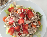Foto del paso 3 de la receta: Ensalada de sobras de pollo con fresas para niños