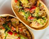 Hình bước làm 5 của món Thuyền Taco Gà & Rau Quả