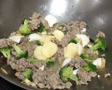 รูปขั้นตอนการทำที่ 3 ของ หมูสับผัดไข่เค็ม~เต้าหู้ไข่~บรอกโคลี