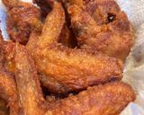 Foto langkah ke 2 dari resep Sayap Ayam Goreng dengan Oseng Bawang.