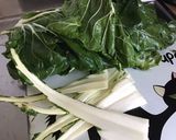 Une image de l'étape 1 de Feuilles de blettes farcies saucisse et fromage et fondue de blettes carottes et poivrons.