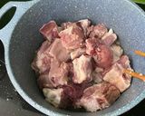 Hình bước làm 2 của món Sườn non kho đậu khuôn