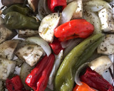 Foto del paso 5 de la receta: Verduras (cebollas, pimientos y berenjena) al horno, en papillote