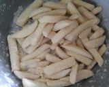 Foto langkah ke 2 dari resep Kentang Goreng Praktis / Simply French Fries.