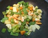 Une image de l'étape 2 de Wok de légumes et crevettes.