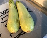 Une image de l'étape 1 de Salade de concombres et courgettes à l'oignon rouge et laitue de mer.